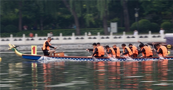 Beijing celebrates Dragon Boat Festival with race on Shichahai Lake
