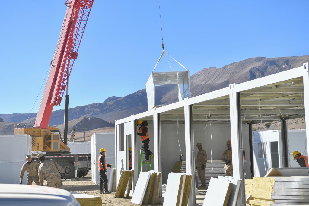 Mobile houses built in quake-affected Xizang