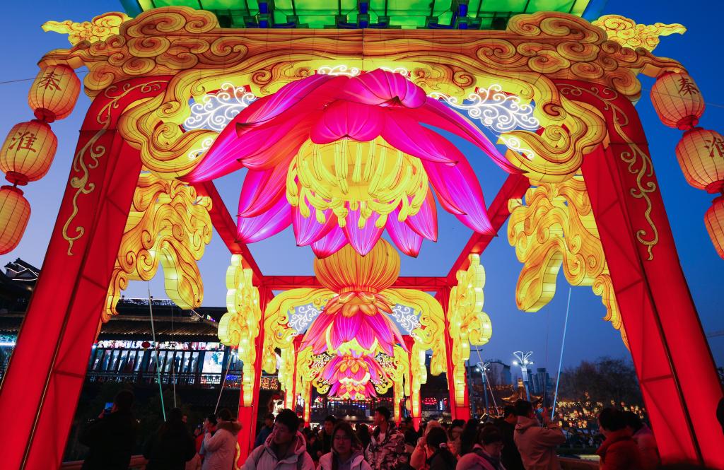 Stunning lanterns greet Spring Festival in Nanjing