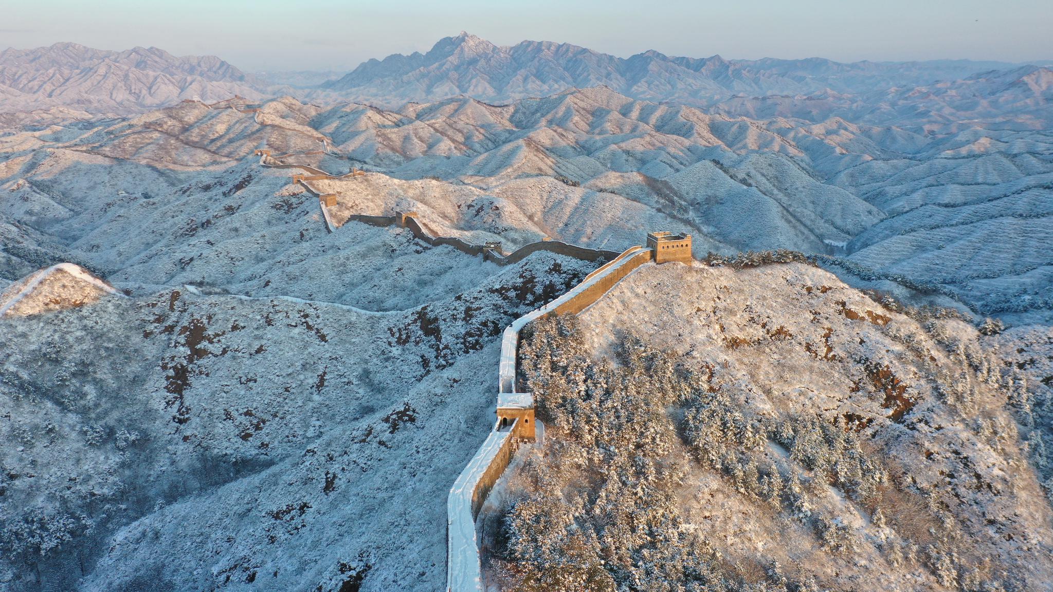 Jinshanling Great Wall blanked in snow