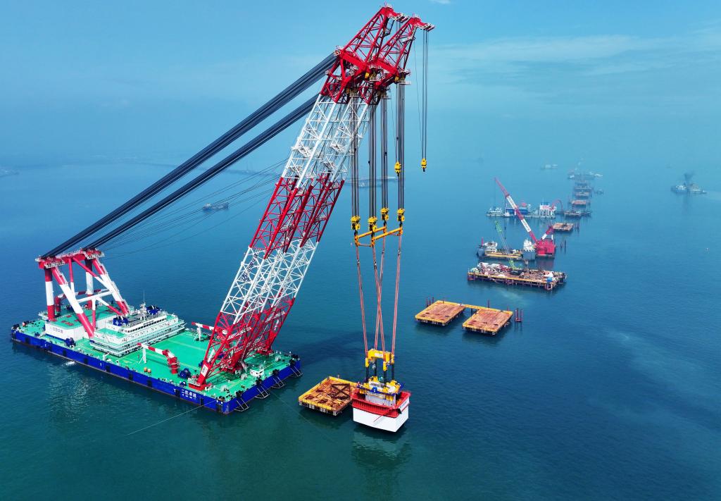 3,000-metric-ton pier lifted into position for Xiamen-Kinmen Bridge