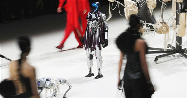 Humanoid robots make debut at Shanghai Fashion Week