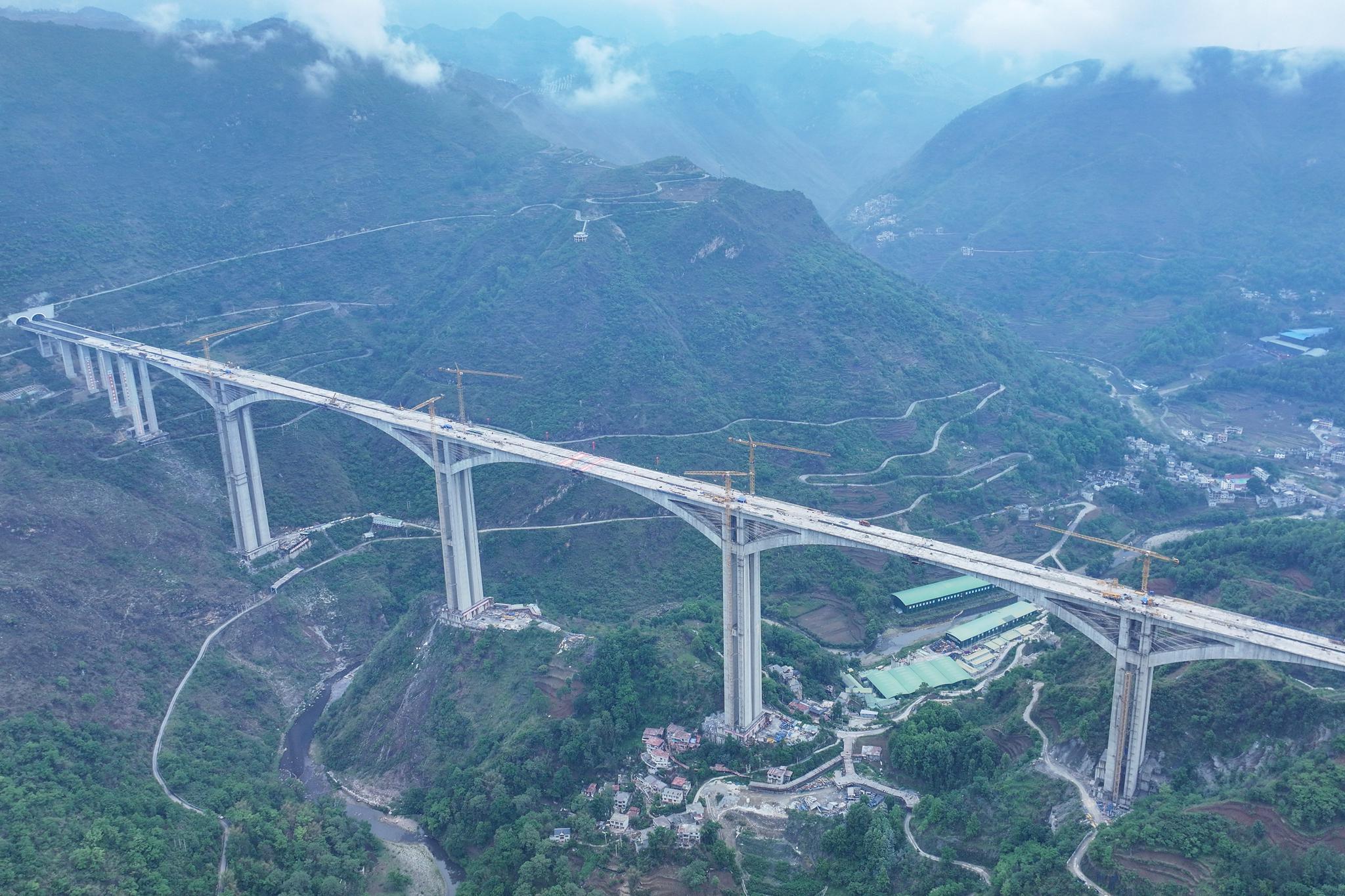 Liuzhi Grand Bridge in Guizhou connected