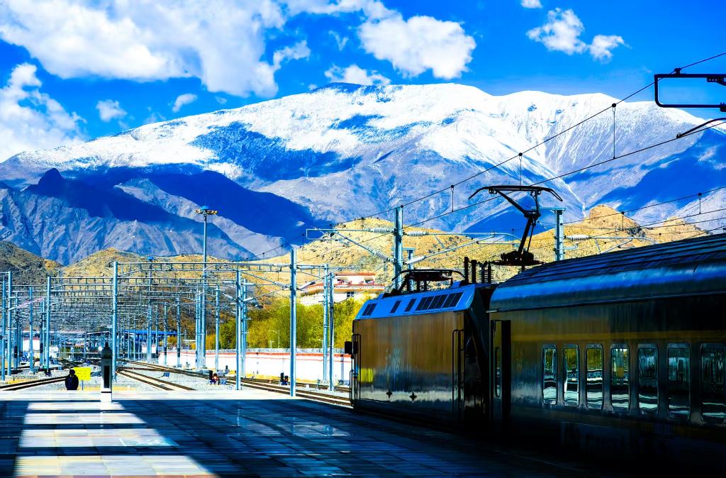 Scenery along Qinghai-Xizang railway