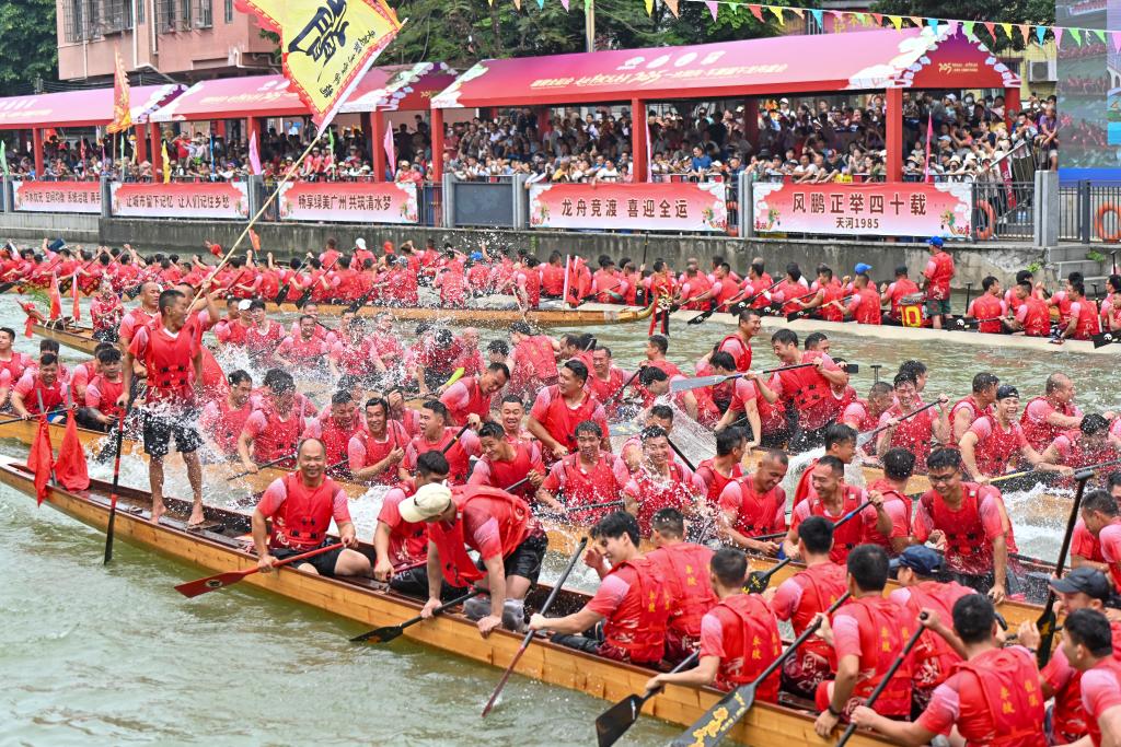 Dragon boat race held to celebrate upcoming festival in S China