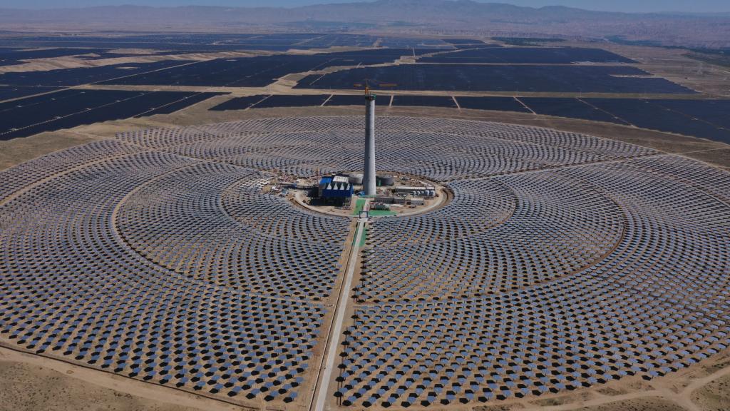 1-million-kilowatt photovoltaic, thermal project under construction in Qinghai