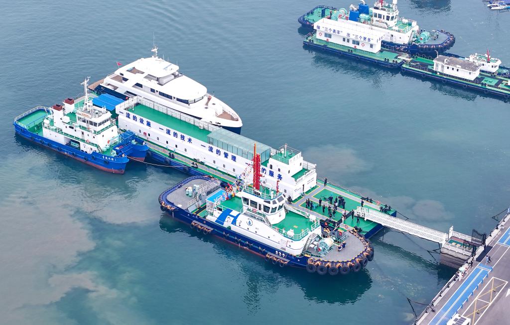 China's first hybrid hydrogen-battery tugboat put into operation