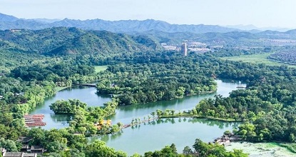 Escaping summer heat amid breathtaking scenery in Chengde Mountain Resort 