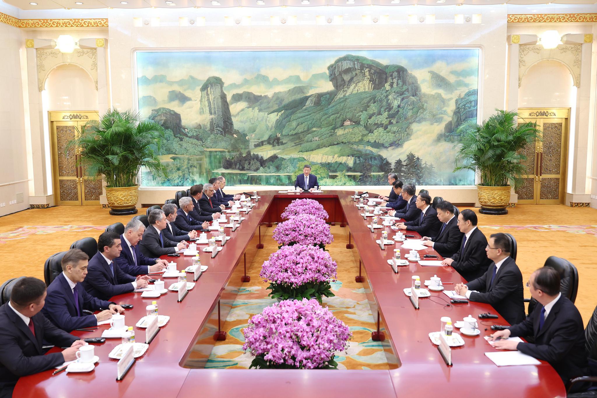 Xi meets heads of foreign delegations attending SCO council of foreign ministers meeting
