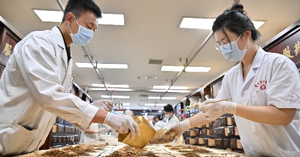 TCM practitioners seize dog days of summer to treat winter illness for patients