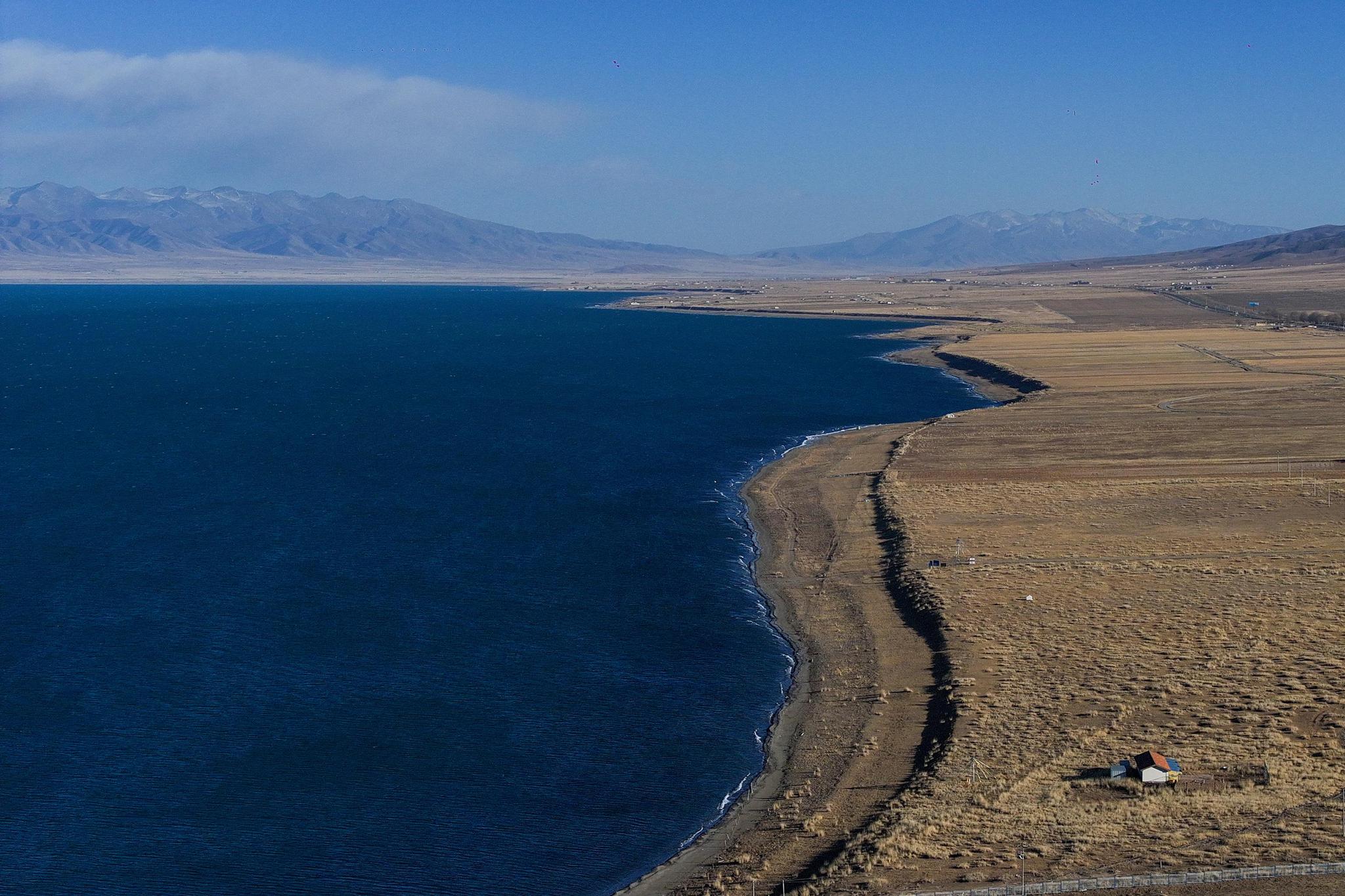 Winter scenery of Qinghai Lake in NW China's Qinghai