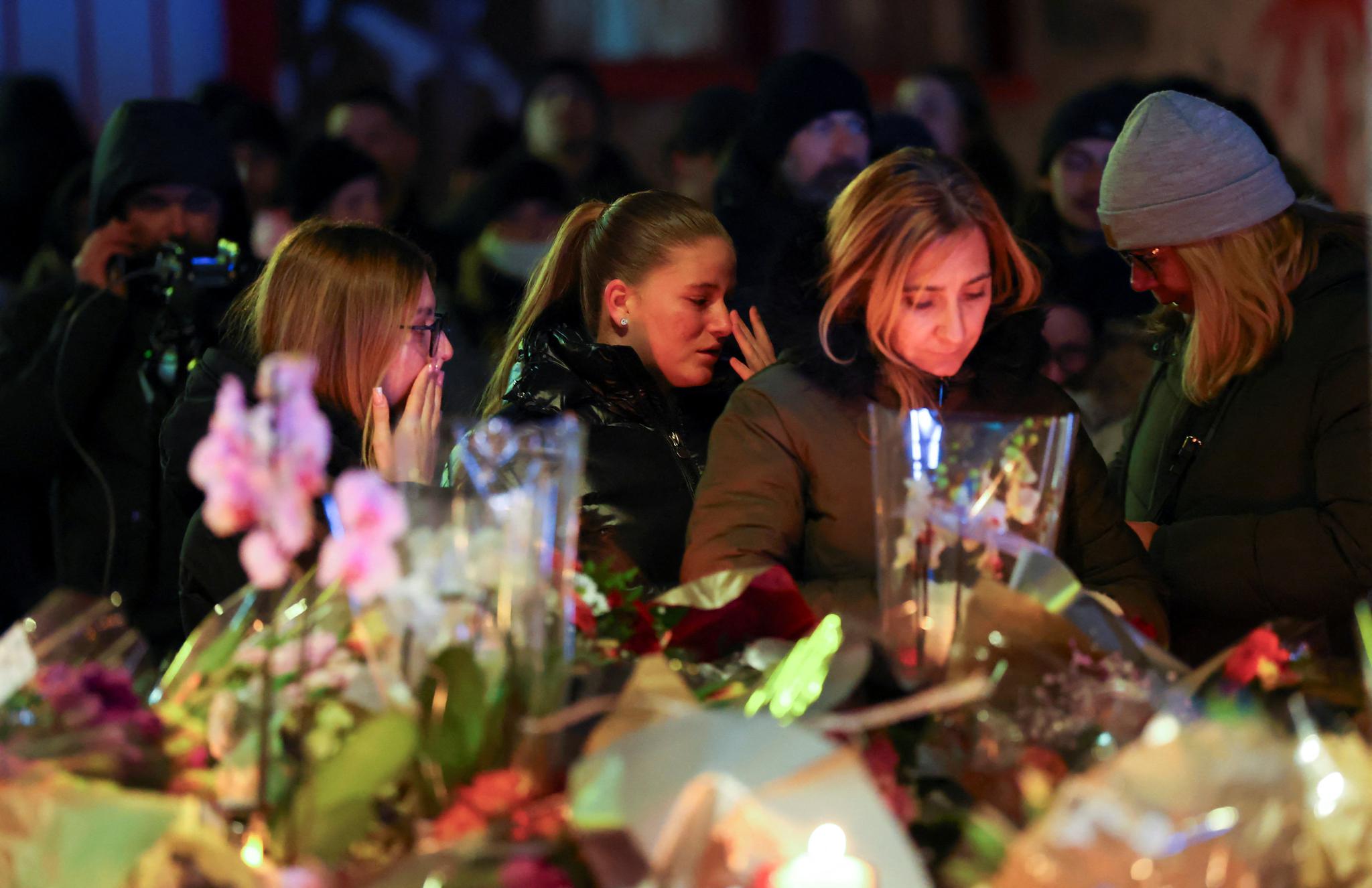 Mourners pay tribute to Crans-Montana bar fire victims