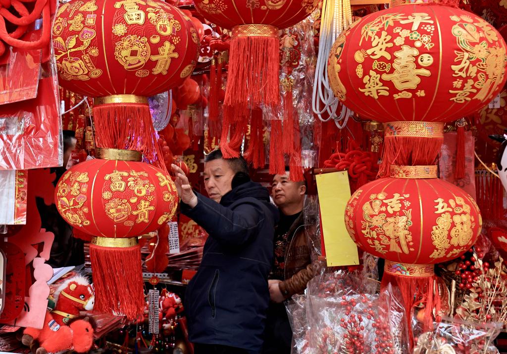 Spring Festival decorations sell well in Chengdu