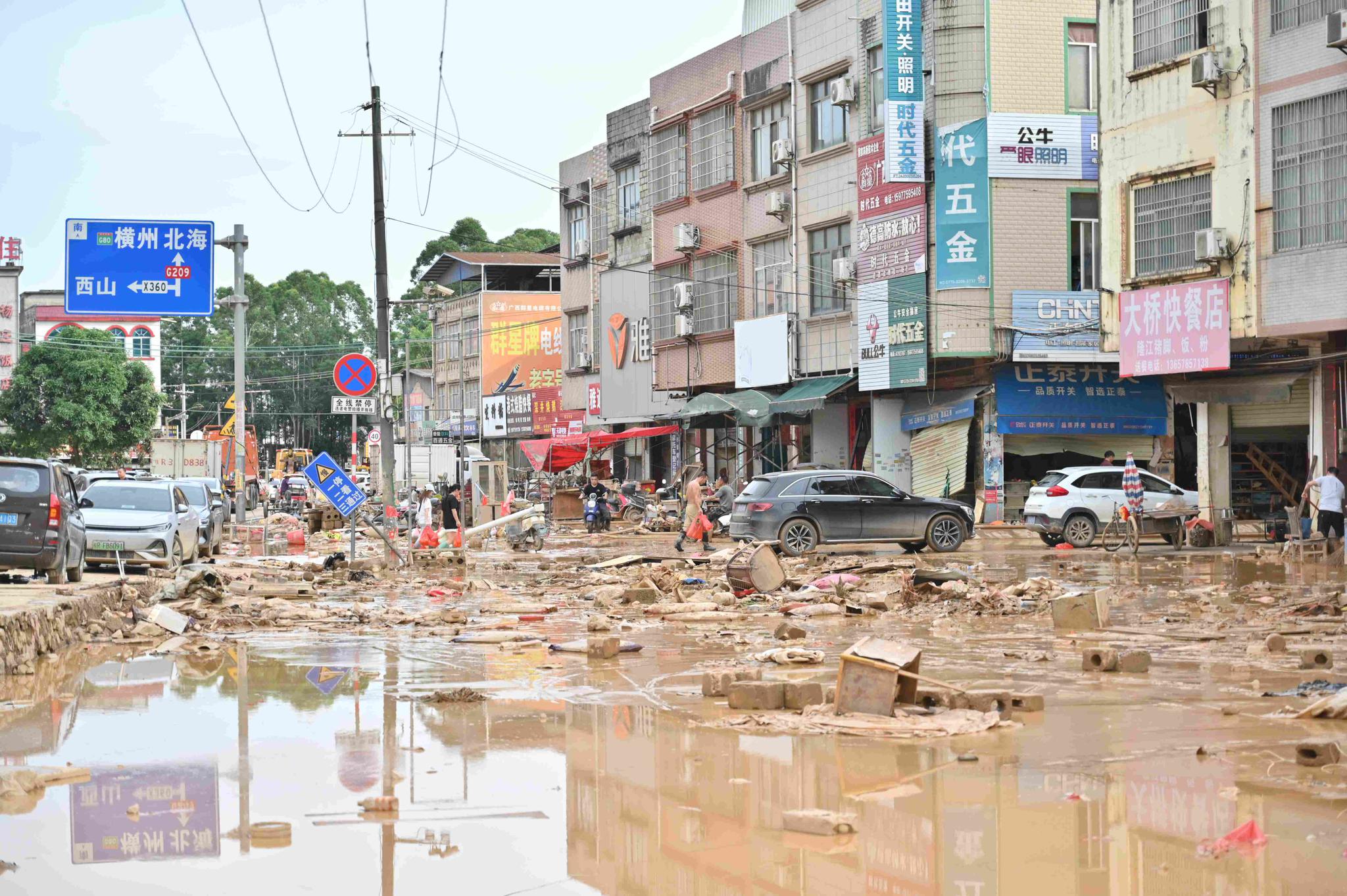 Residents clean up after floods recede in Guangxi