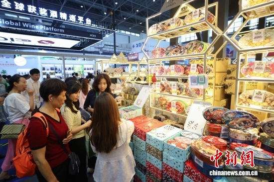 Visitors shop for goods at the 6th China International Consumer Products Expo held in Haikou, Hainan Province, April 15, 2026. (Photo: China News Service/Yang Yuran)