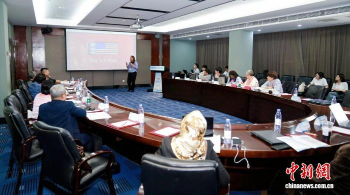 Scholars from various countries engage in academic exchanges during the 3rd China (Henan)-ASEAN International Academic Conference held in Zhengzhou, Henan Province. (Photo/Henan Provincial Federation of Returned Overseas Chinese)