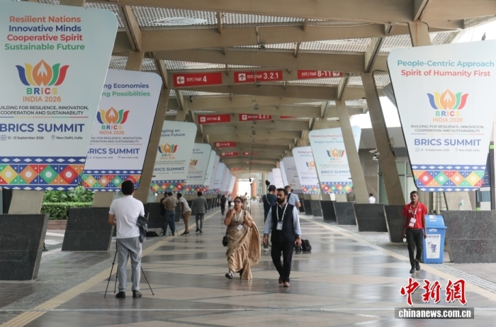 At the BRICS Summit Media Center in New Delhi, India, on September 12 local time, journalists prepare for coverage. (Photo: China News Service/Sheng Jiapeng)