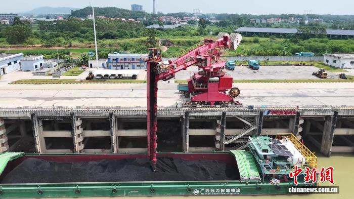 Imported thermal coal is being unloaded at the dock. (Photo: Guigang Convergence Media Center)