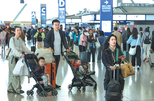 Tourists at the Kunming Changshui International Airport in Yunnan province on Wednesday. The airport optimized services to ensure smoother travel as the National Day holiday came to an end. GAO WEI/FOR CHINA DAILY
