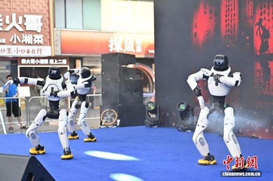 The debut of "Robot Wonder Night" at Liying Plaza in Guangzhou on Sept. 30, 2026. (Photo: China News Service/Chen Chuhong)