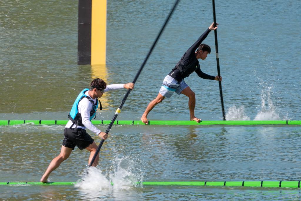 Bamboo-pole water race makes a splash at Hainan ethnic sports games