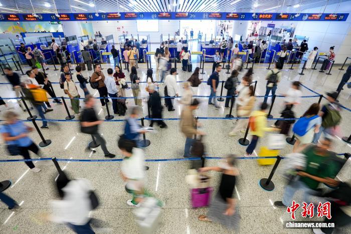 Visitors pass through Baiyun International Airport during the Canton Fair. (Photo: Li Fengjun)