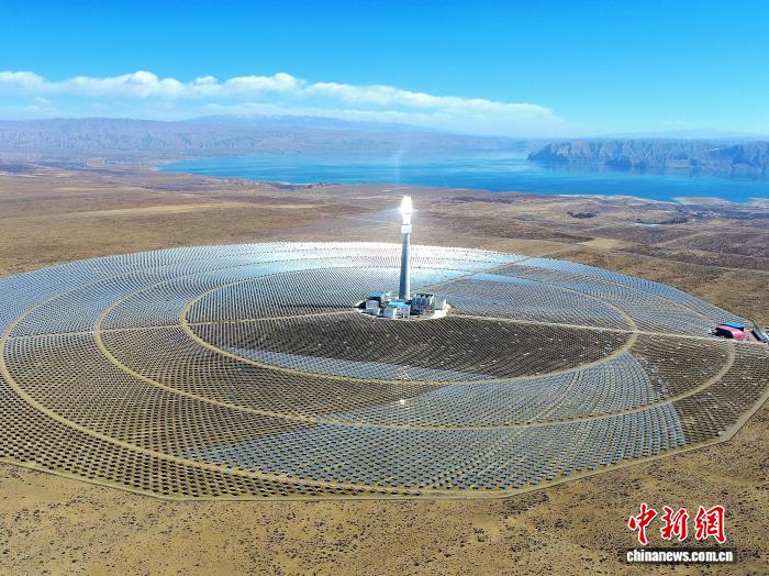 An aerial photo shows a solar thermal power station at a 10-gigawatt clean energy base in Gonghe County, Hainan Tibetan Autonomous Prefecture, Qinghai province. (File drone photo: Wang Guodong)