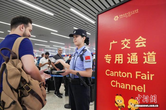 Guangzhou General Station of Immigration Inspection opens dedicated lanes for visitors attending the Canton Fair. (Photo: Li Fengjun)