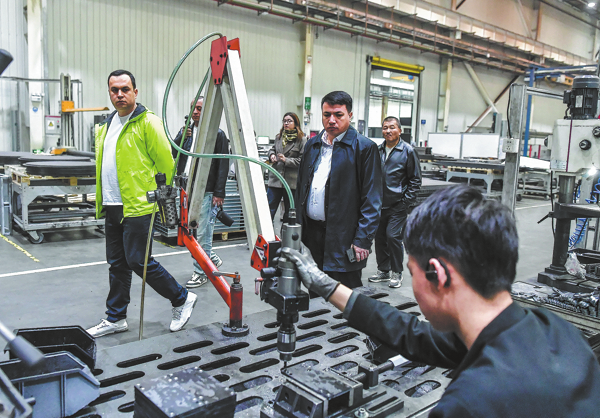 &nbsp;Attendees from Uzbekistan participating in the 12th China-Central Asia Cooperation Forum visit a factory producing smart textile equipment in Urumqi, Xinjiang Uygur autonomous region, on Tuesday. LIU XIN/CHINA NEWS SERVICE