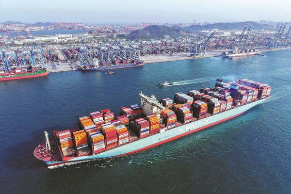 &nbsp;A cargo ship carrying foreign trade containers drives out of Qingdao Port in Qingdao, East China's Shandong province, on May 12. YU FANGPING/FOR CHINA DAILY