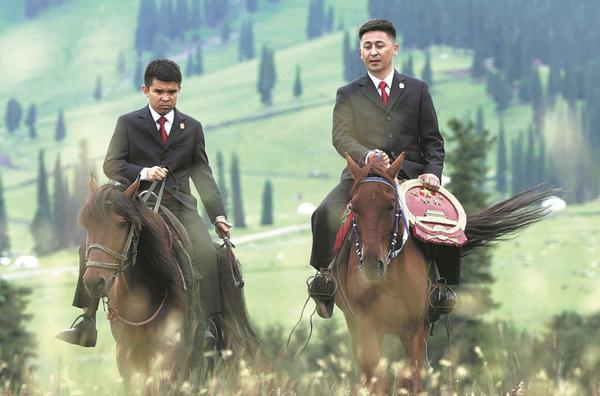&nbsp;Judges ride on horseback to set up courtrooms on the grasslands of the Xinjiang Uygur autonomous region, ensuring herders have access to legal services right at their doorstep. [Photo provided to China Daily]