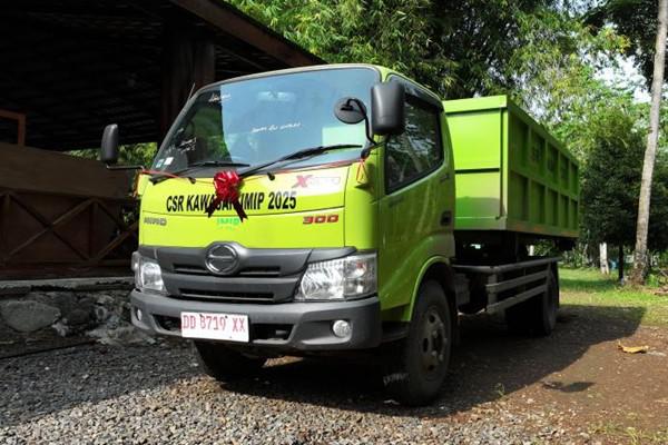 &nbsp;The garbage transport truck, donated by IMIP to Labota Village, helps the village develop a more efficient solid-waste management system and improve its living conditions. [Photo provided to chinadaily.com.cn]