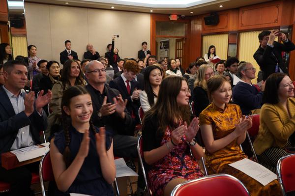  The Chinese Consulate in Chicago hosts a group of young American writers from the Young Envoys Scholarships (YES) program and international educators to celebrate the publication of " 100 American Secondary School Students' Tales About China" and the China–US inter-school MOU signing ceremony on Monday in Chicago. [Photo by Mingmei Li/chinadaily.com.cn]