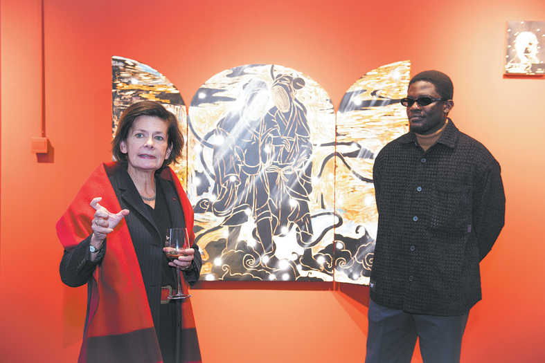 &nbsp;Artist Assoukrou Ake (right) and Christine Cayol, founder of Yishu 8, at the opening ceremony of Ake's solo exhibition in Beijing, What Shines Behind the Night. CHINA DAILY