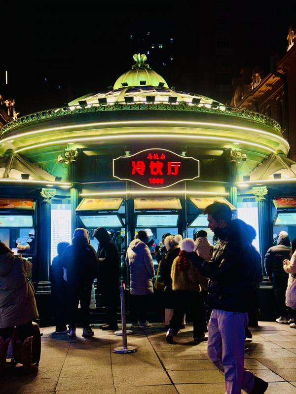 Traditional sugar-coated haws, century-old Modern (local brand) ice lollipops, and stunning ice sculptures on streets lit by endless lights—Harbin warmly welcomes the world. [Photo/chinadaily.com.cn]