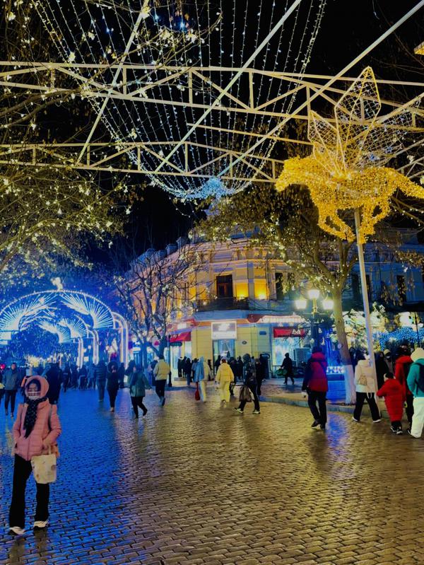 Traditional sugar-coated haws, century-old Modern (local brand) ice lollipops, and stunning ice sculptures on streets lit by endless lights—Harbin warmly welcomes the world. [Photo/chinadaily.com.cn]