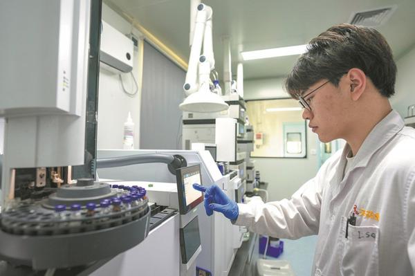 A technician conducts tests at a laboratory of Tianshu Pharmaceutical Co in Xiangyang, Hubei province, on April 28. Photo/CHINA DAILY