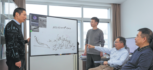 Yue Zongyu (third from right) exchanges ideas with other researchers on the significance of Chang'e 6 samples for the new lunar crater chronology model. (Photo: Ren Hui/ China Daily)