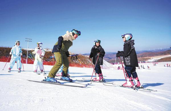 Austrian Friedrich Alois Lienz (middle) trains students at a ski resort in Lingchuan county, Shanxi province, on Jan 6. (Photo: Wu Yanfei/ China Daily)