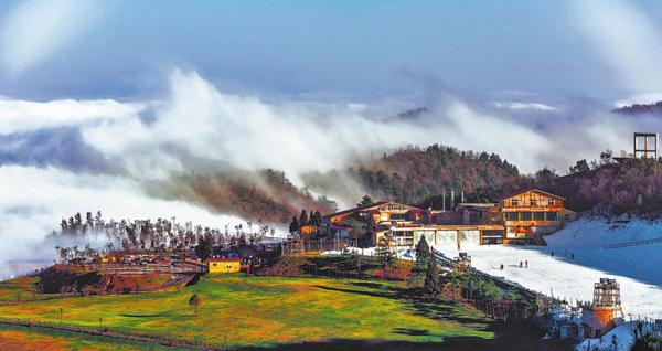 Yushe Snow Mountain Ski Resort in Liupanshui, Guizhou province, features ski slopes surrounded by forests. (Photo: Yao Yong/ China Daily)
