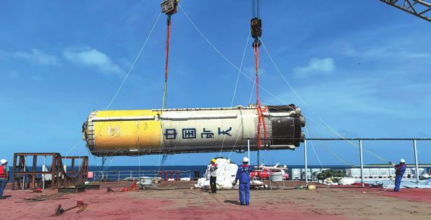 &nbsp;The first stage of the Long March 10 carrier rocket is fished out and retrieved from the sea on Friday, marking China's completion of its first-ever rocket first-stage booster maritime salvage and recovery mission. Wang Yulin/Xinhua
