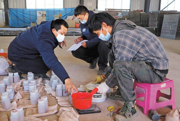 Workers process and log soil samples. (Photo: Li Menghan/ China Daily)