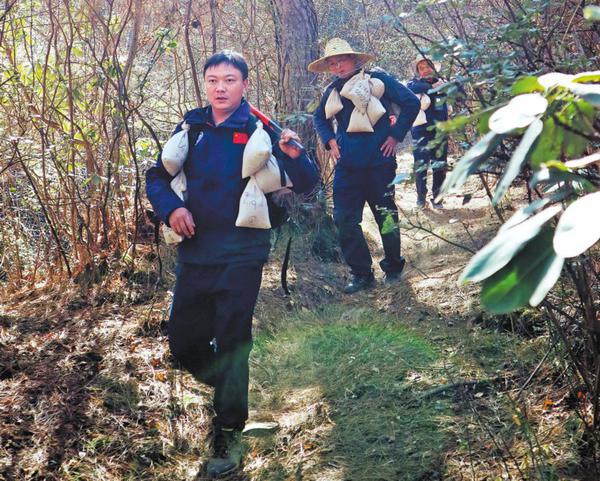 Workers carry soil samples to the lab.&nbsp;(Photo: Li Menghan/ China Daily)
