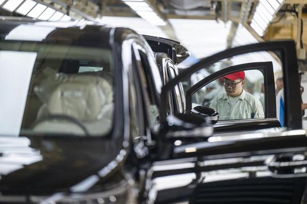 A worker works at an assembly line of Voyah, a Chinese NEV brand, in Wuhan, Central China's Hubei province, April 9, 2025. (Photo: Xinhua)