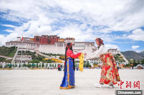 Southwest China's Xizang Autonomous Region reports record tourism revenue in 2023