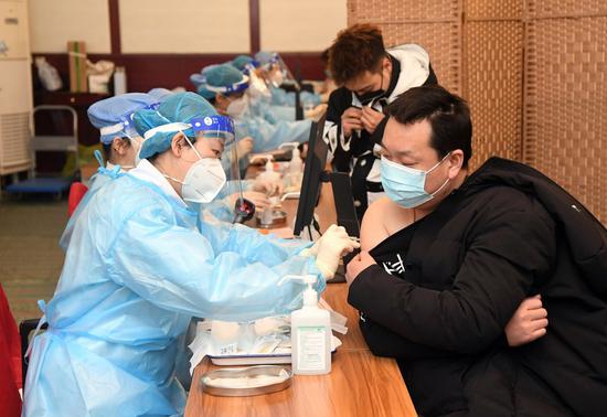  Un operatore sanitario inocula un ricevente con la seconda dose di vaccino COVID-19 in un sito di vaccinazione temporanea nel distretto di Haidian di Pechino, capitale della Cina, 31 gennaio 2021. (Xinhua / Ren Chao) 