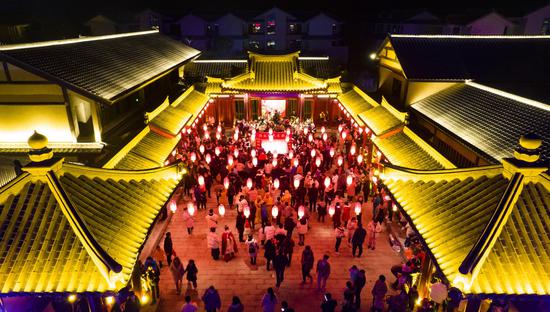Folk lantern fair held in Jiangxi