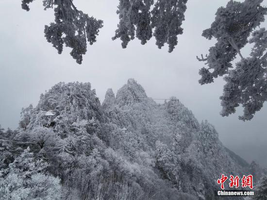 Rime turns Laojie Ridge into white wonderland