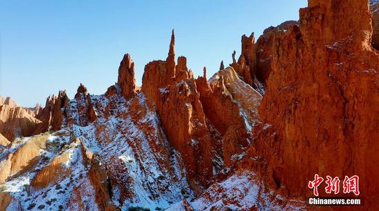 Unique charm of snow-covered red mountain stone forest