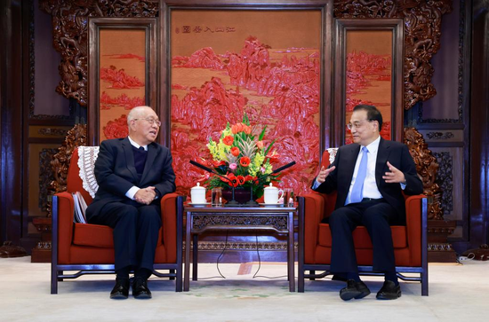 Chinese Premier Li Keqiang meets with world-renowned mathematician Shing-Tung Yau in Beijing, capital of China, Feb. 24, 2023. (Xinhua/Ding Lin)